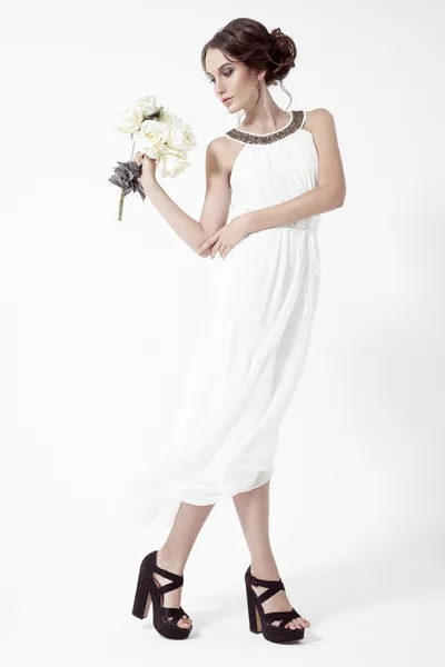 Jonge brunette vrouw en witte rozen. — Stockfoto