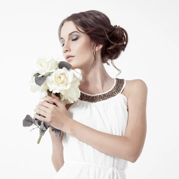 Νεαρή γυναίκα μελαχρινή και άσπρα τριαντάφυλλα — Φωτογραφία Αρχείου