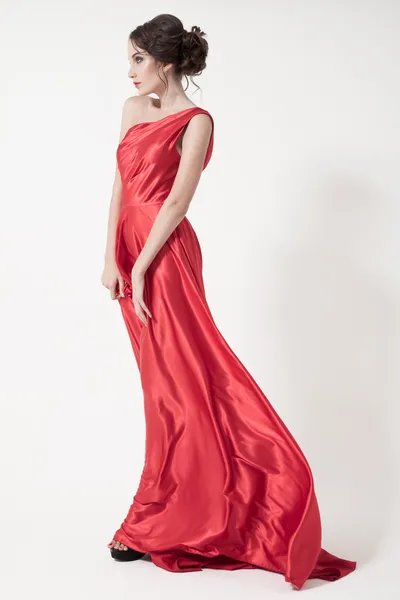 Mujer joven belleza en vestido rojo revoloteando . — Foto de Stock