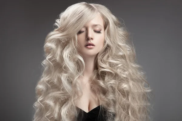 Güzel, sarışın bir kadın. uzun kıvırcık saçlar — Stockfoto