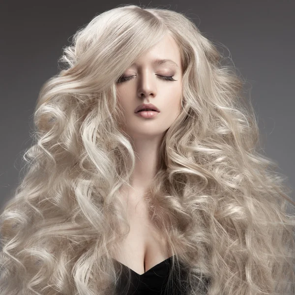 Piękne blond kobieta. długie kręcone włosy — Zdjęcie stockowe