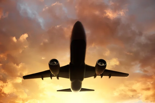 Avión en el cielo al atardecer — Foto de Stock