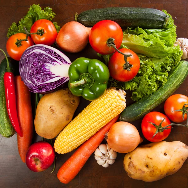 Zdrowe warzywa na drewnianym stołem — Zdjęcie stockowe