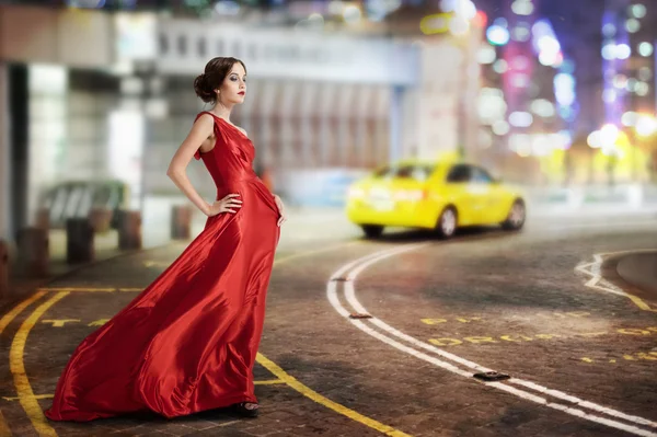 Jovem beleza mulher famosa em fluttering vestido vermelho , — Fotografia de Stock