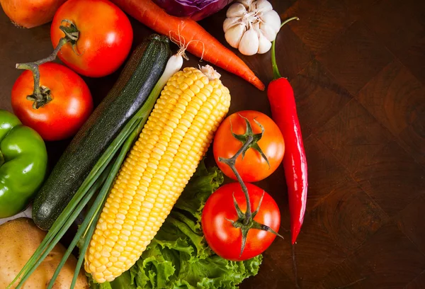 Friske grønnsaker på et trebord – stockfoto