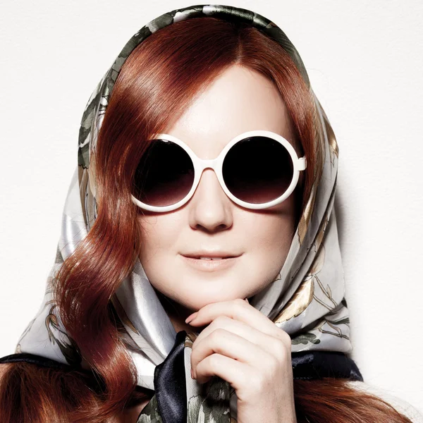 Retrato de hermosa mujer joven en gafas de sol de moda redonda . — Foto de Stock