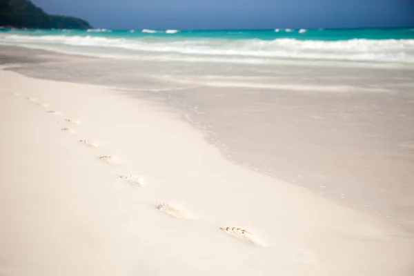 White beach, azure sea, waves and footsteps on perfect snow-whit — Stock Photo, Image