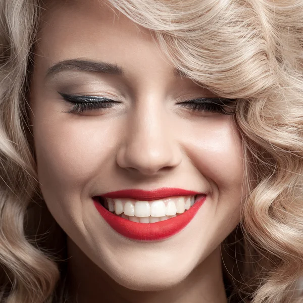 Close up face of beautiful Woman. Healthy Curly Hair. Gorgeous s — Stock Photo, Image