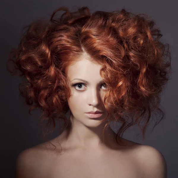 Retrato de moda. Hermosa mujer. Cabello rizado . — Foto de Stock