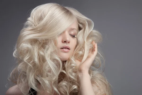 Hermosa mujer rubia. Cabello largo rizado — Foto de Stock