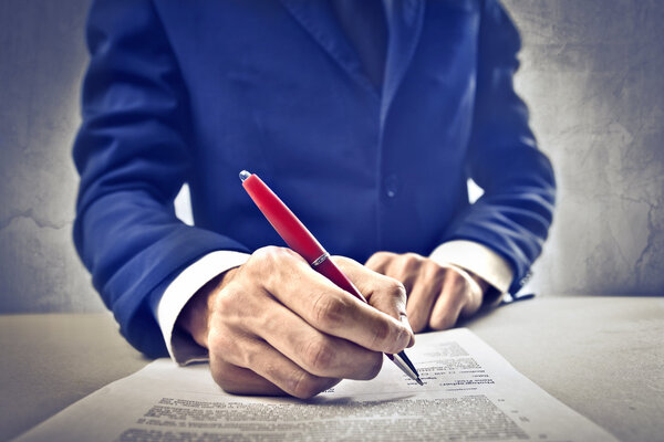 Empresario firmando un contrato — Foto de Stock