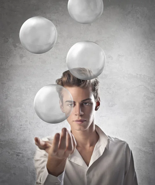 Garçon lévitation certains boules — Photo