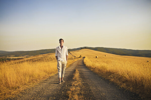 Ходячий деревенский мальчик
