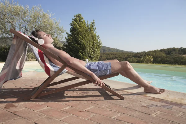 Relaxando na piscina — Fotografia de Stock