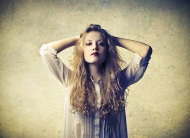 güzel sarışın bakmak