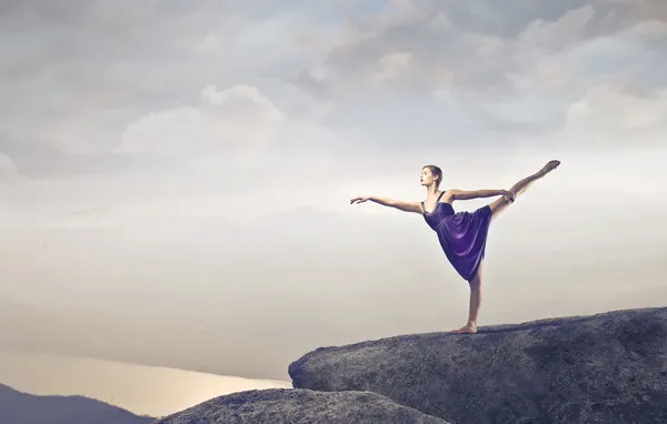 Danseuse sur une falaise — Photo
