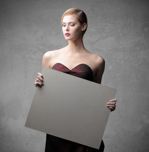 Mulher elegante segurando um papelão — Fotografia de Stock