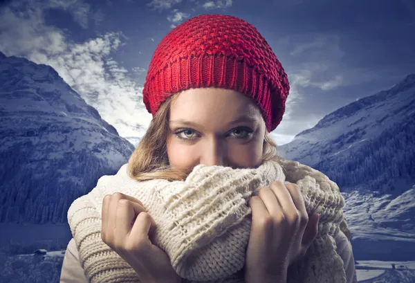 Menina loira na montanha Cobrindo com seu cachecol — Fotografia de Stock