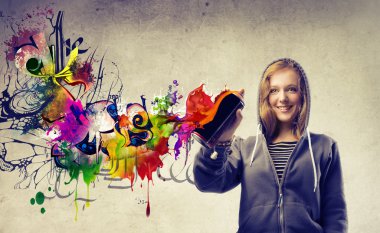sarışın kız bir graffiti yapmak