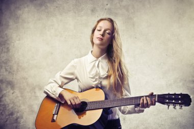 sarışın güzellik gitar çalmak