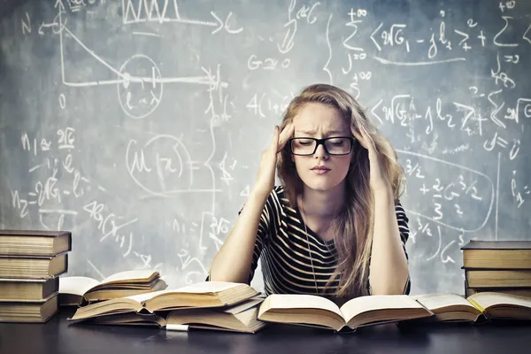 Bionda bellezza stressata dallo studio — Foto Stock