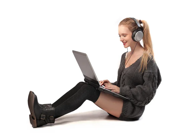 Menina loira usando seu computador portátil — Fotografia de Stock