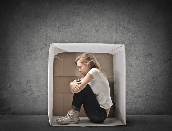 Blondes Mädchen kauerte in einer Schachtel — Stockfoto