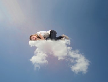 bir bulutun üzerinde uyuyor