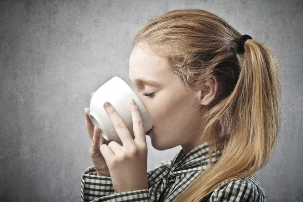 Beber de una taza — Foto de Stock