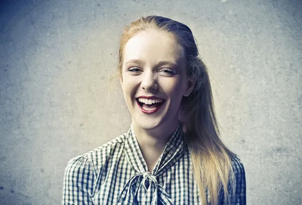 Blond skönhet skrattar — Stockfoto