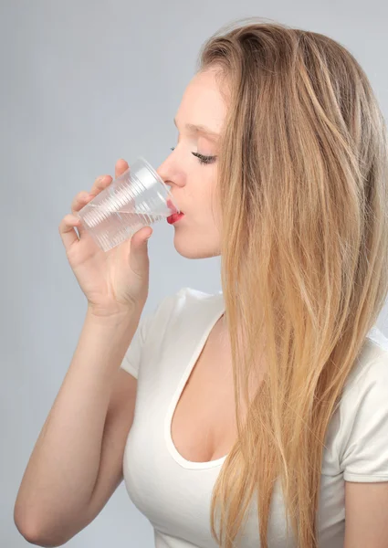 Blond skönhet dricka — Stockfoto