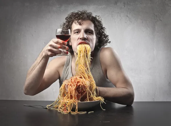 Man gorging van spaghetti — Stockfoto