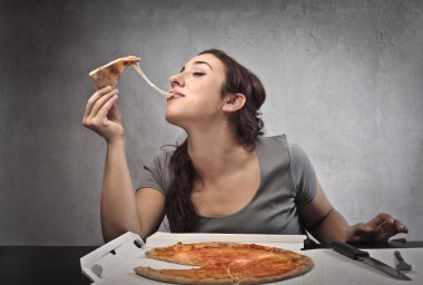 Pizza yemek.