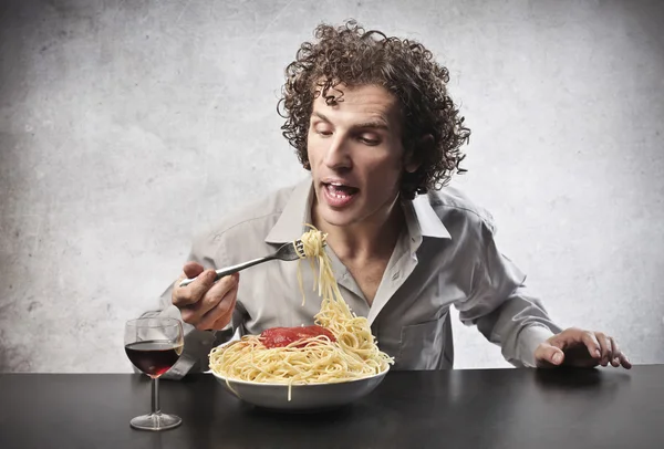 Eten spaghetti — Stockfoto