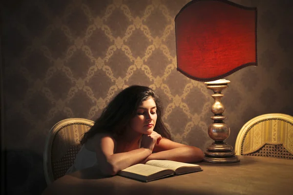 Relaxing Reading — Stock Photo, Image