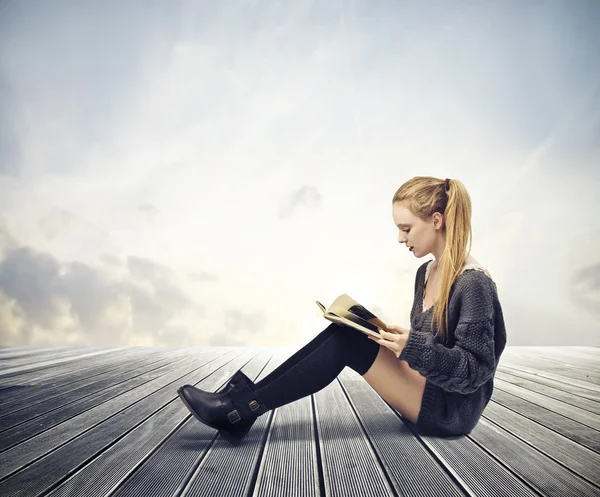 Peaceful Reading — Stock Photo, Image