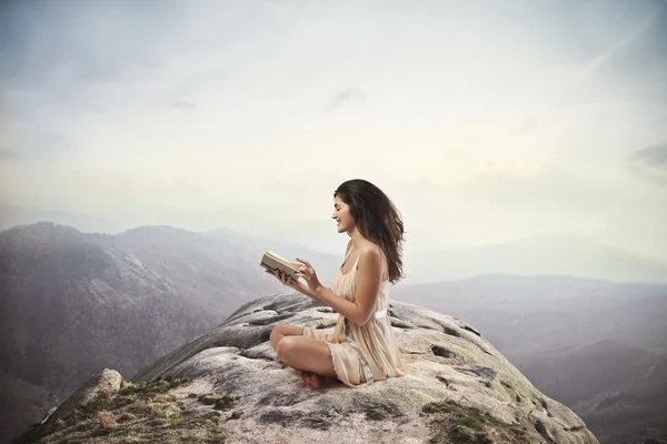 Leer en una montaña — Foto de Stock