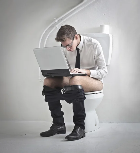 Jonge zakenman op het toilet — Stockfoto