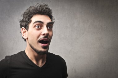 şaşırmış gibi adam