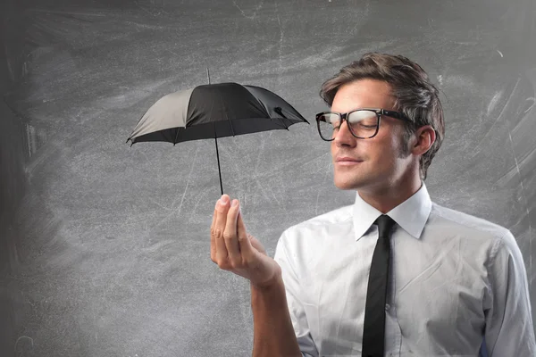 Homme avec parapluie — Photo