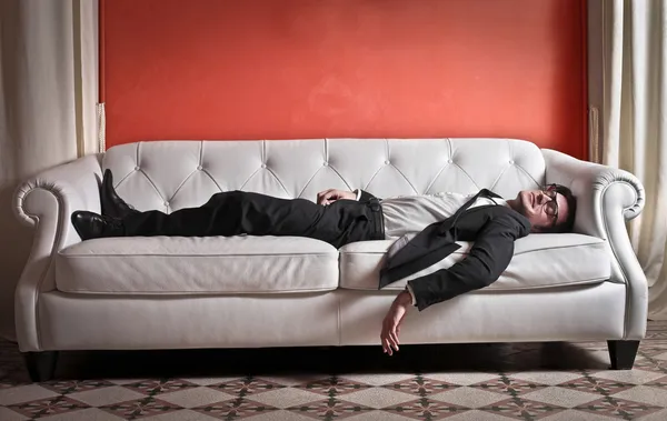 Бізнесмен на дивані — стокове фото