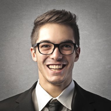 Gülümseyen adamın portresi