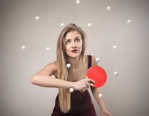 Mulher jogando ping pong — Fotografia de Stock