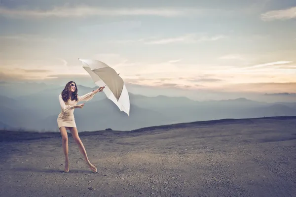 带着雨伞的女人 — 图库照片