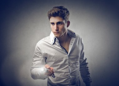 adam bir meşale ile