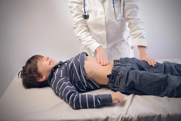 Arzt besucht einen Jungen — Stockfoto