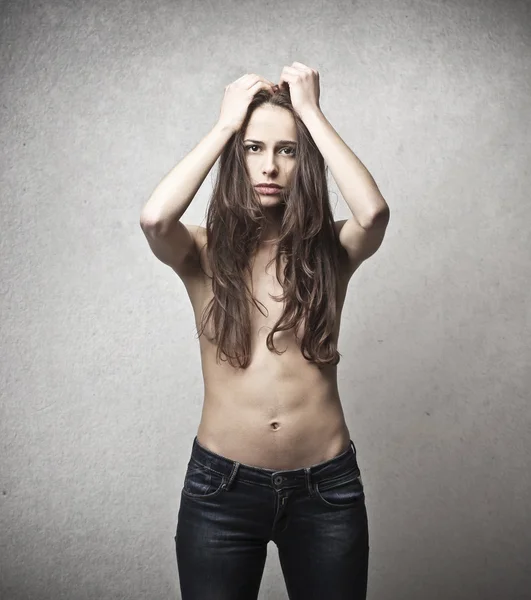 Femme aux longs cheveux bronzés — Photo