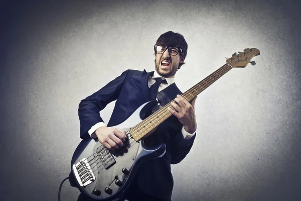 Hombre sosteniendo una guitarra — Foto de Stock