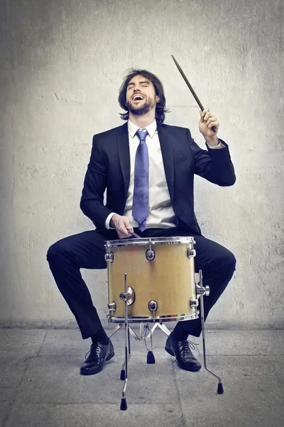 Hombre tocando el tambor — Foto de Stock