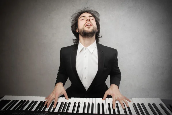 Homem com um piano — Fotografia de Stock